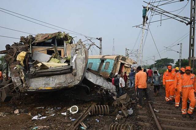 当地时间2023年6月3日，印度东部奥迪沙邦，事故现场受损的列车，救援工作仍在继续。