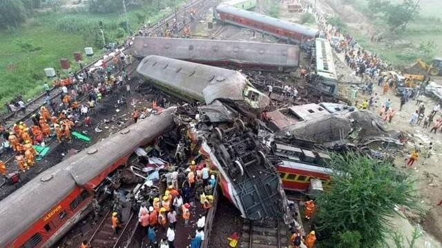 当地时间2023年6月3日，印度东部奥迪沙邦，三列列车相撞事故现场，救援人员在搜寻幸存者。澎湃影像图