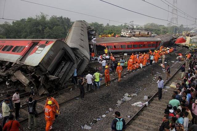 当地时间2023年6月3日，印度东部奥迪沙邦，三列列车相撞事故现场受损的车厢。视觉中国图