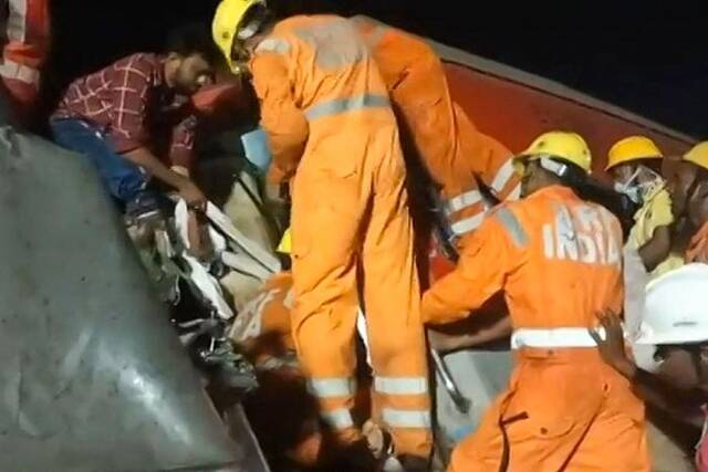 印度总理莫迪抵达奥迪沙邦列车相撞事故现场