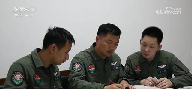 中国星辰  空中搜救高手如何做到次次“舱落机临”？
