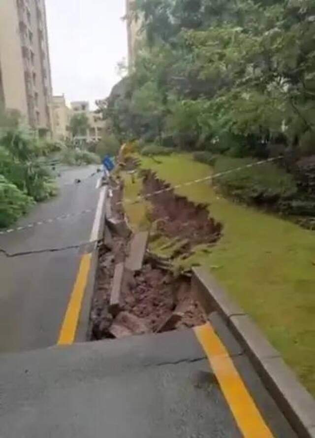 重庆一小区道路发生塌陷露出地基，附近居民：听到断裂声！当地回应