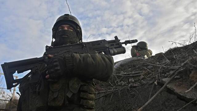 俄罗斯在乌克兰的“特别军事行动”仍在继续，一名俄罗斯士兵站在前线阵地的战壕中。图源：俄罗斯卫星通讯社
