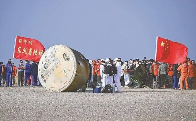 6月4日，神舟十五号载人飞船返回舱在东风着陆场成功着陆。新华社记者连振摄