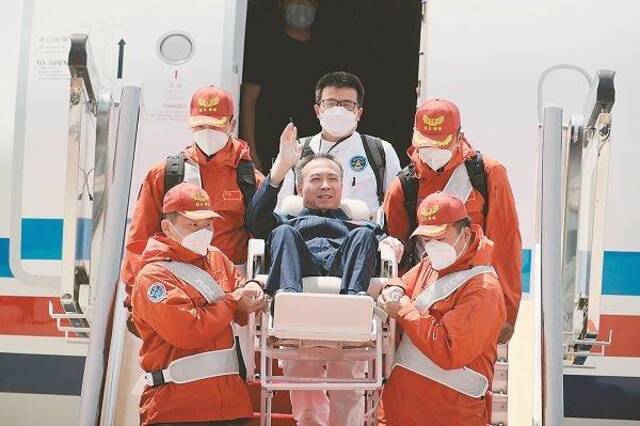 6月4日，神舟十五号航天员乘组平安抵京。图为航天员费俊龙向欢迎人群挥手致意。新华社记者李杰摄