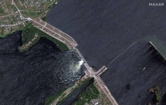 △卫星图像显示的卡霍夫卡水电站大坝现状（图片来源：乌克兰24频道）