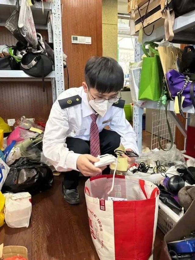 铁路工作人员在整理旅客遗失物品