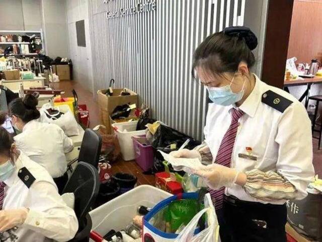 铁路工作人员在整理旅客遗失物品