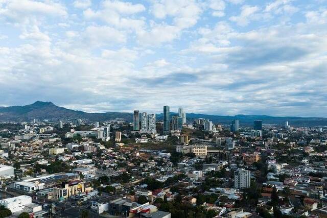 这是3月26日拍摄的洪都拉斯首都特古西加尔巴城市风貌（无人机照片）。新华社记者辛悦卫摄