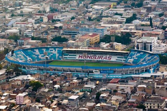 这是3月26日在洪都拉斯首都特古西加尔巴拍摄的国家体育场（无人机照片）。新华社记者辛悦卫摄