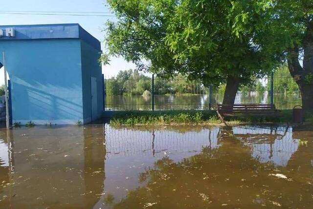 △赫尔松郊区遭水淹情况