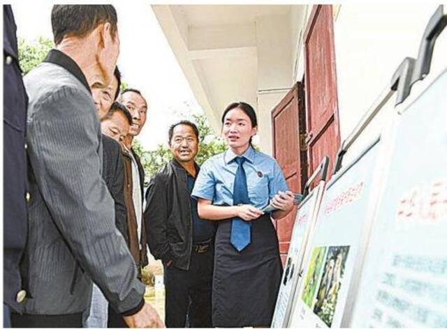 6月5日,贵州省黄平县检察院组织干警到浪洞镇平磨村开展保护野生动物普法宣传活动。通讯员王超吴倩摄