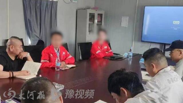 网传某国企领导与女子牵手被街拍，摄影师回应：当时拍摄时他们没有拒绝