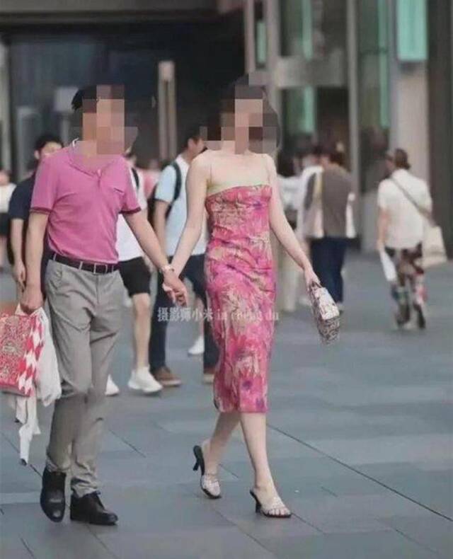 “国企领导与女子逛街”视频中女子的手提包，疑为单价4万多的一线奢侈品