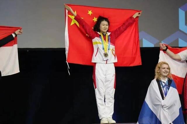 姜雨荷夺得世界技能大赛特别赛化学实验室技术项目金牌