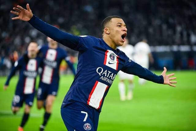 2月26日，巴黎圣日耳曼队球员姆巴佩在当天的法甲比赛中庆祝进球。新华社发（克莱芒·马乌铎摄）