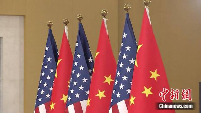 2022年11月，中国国家主席习近平在印度尼西亚巴厘岛同美国总统拜登举行会晤。中美两国旗帜。（视频截图）视觉中国供图