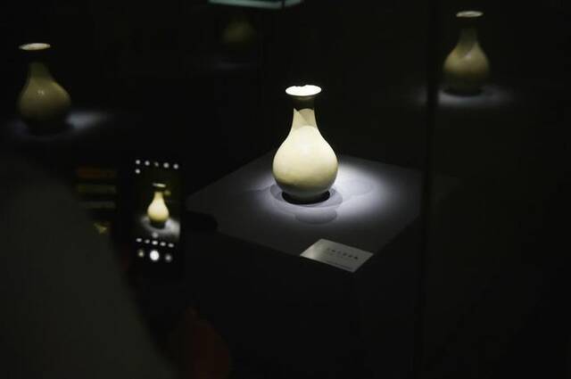 这是郑州大象陶瓷博物馆展出的青瓷玉壶春瓶。新华社记者鲁鹏摄