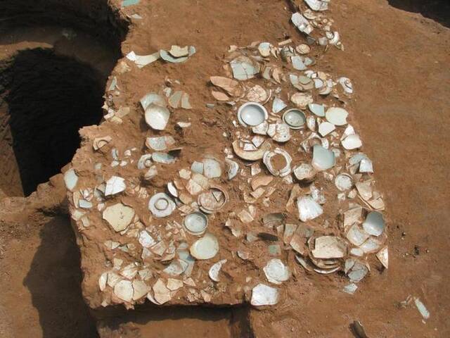这是2004年张公巷窑主要遗迹发掘现场。（郑州大象陶瓷博物馆供图）