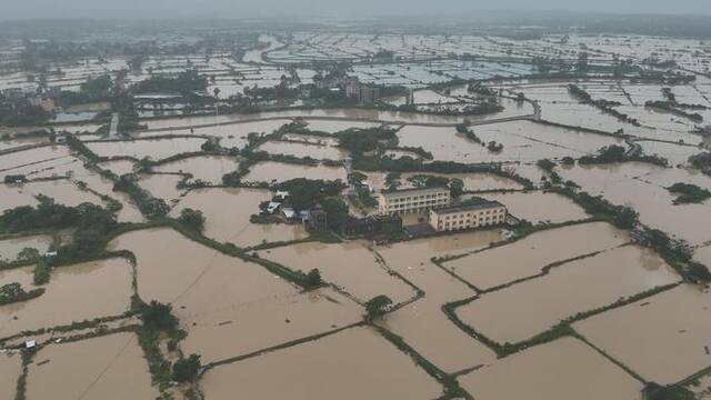 6月9日，合浦县白沙镇虎岭村被洪水围困。（受访者供图）