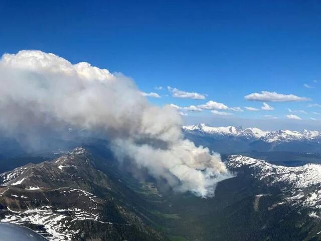 这是6月4日在加拿大不列颠哥伦比亚省查普尔克里克上空拍摄的野火火势照片