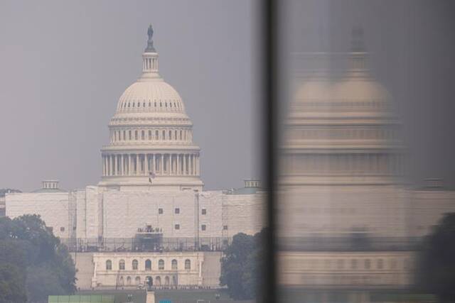 这是6月7日在美国首都华盛顿拍摄的烟尘笼罩的国会大厦。新华社发（亚伦摄）