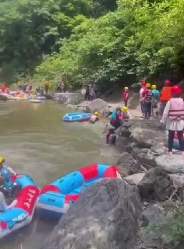 太危险！长沙多艘漂流船倾翻多人受伤 游客：落水者全是其他游客救的