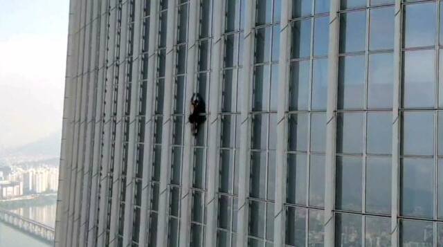韩媒：英国男子徒手攀登韩乐天世界大厦，爬至一半多时被“抓”
