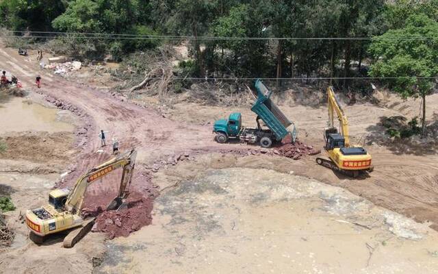 合浦县白沙镇九湖窝段2处损毁道路抢修抢通现场。中国安能一局供图