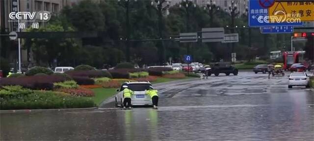 交警提示雨天行车警惕“水膜效应” 切忌操作过猛