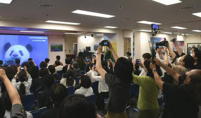 6月12日，在日本东京中国文化中心，人们参加“香香”六周岁生日会。新华社记者岳晨星摄