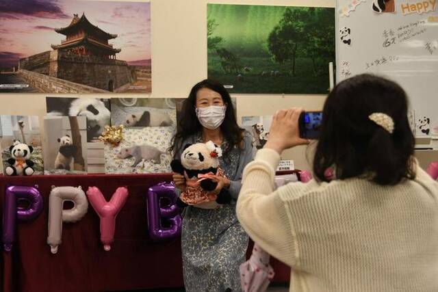 6月12日，在日本东京中国文化中心，一名女士在“香香”六周岁生日会上拍照留念。新华社记者岳晨星摄