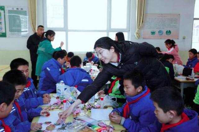 ·2023年3月，洪昊昀参加学校组织的周末支教活动。