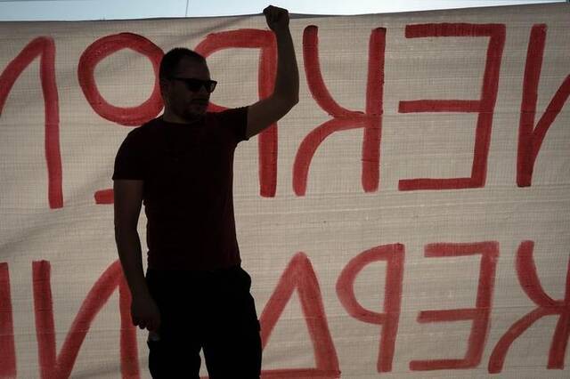 当地时间2023年6月14日，希腊雅典，民众聚集在议会大楼外举横幅抗议移民船事故。