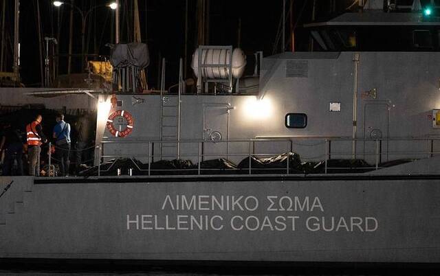 当地时间2023年6月14日，希腊卡拉马塔港，海岸警卫队船上摆满尸体袋。