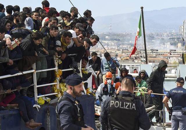当地时间2023年4月12日，意大利卡塔尼亚，获救移民从西西里岛卡塔尼亚港上岸。