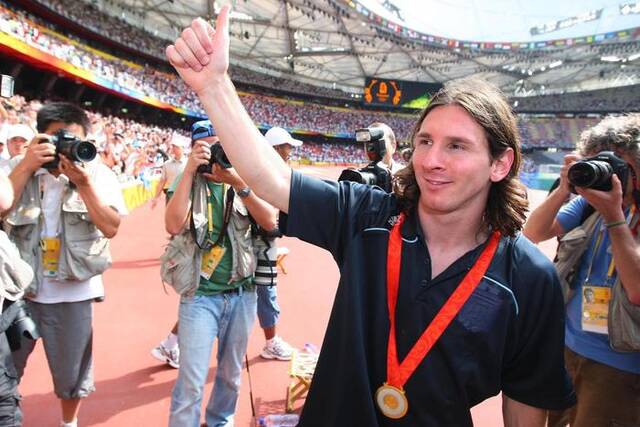 2008年8月23日，2008年北京奥运会，男子足球颁奖典礼在鸟巢举行，阿根廷球员梅西戴着金牌图据视觉中国
