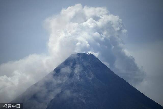 菲律宾火山喷发致上万人流离失所，旅游官员发文推观景点被批