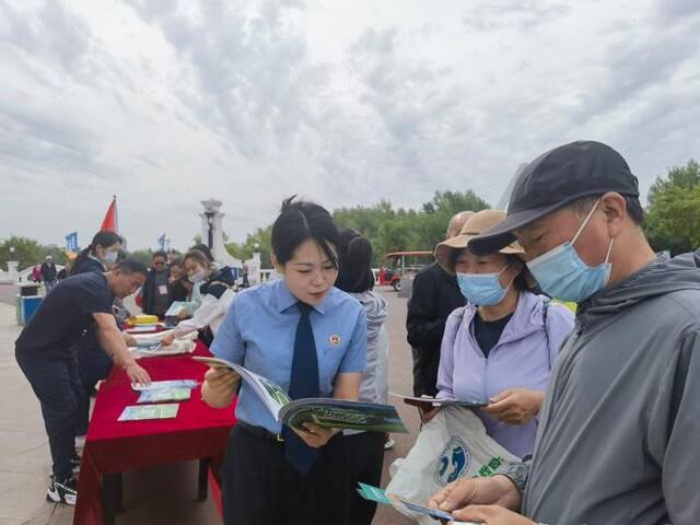 检察官向群众宣传湿地保护相关法律知识。