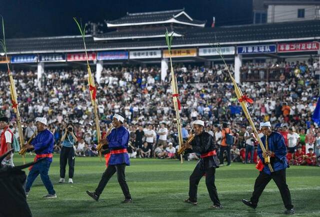 6月10日，村民在贵州“村超”足球比赛开赛前跳芦笙舞。新华社记者杨文斌摄