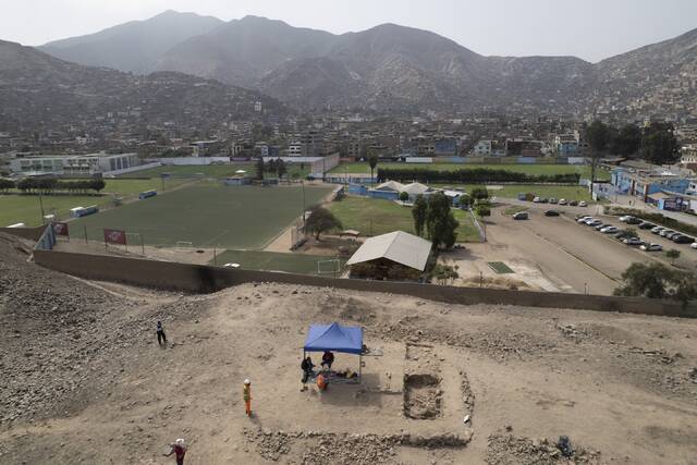 考古学家在秘鲁首都山顶发现被古柯叶包围的木乃伊