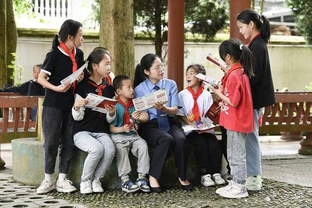 图为该院干警在纸房乡中心小学巡演现场给学生普及自我保护相关知识。