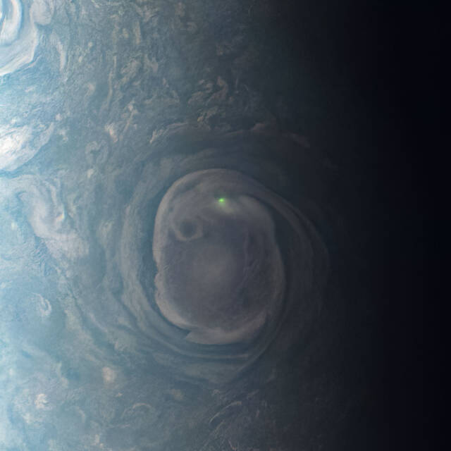 美国宇航局的朱诺号任务捕捉木星上的闪电