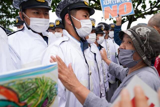 2022年5月15日，在日本冲绳，冲绳民众抗议要求削减冲绳美军基地规模甚至将美军基地全部撤出。新华社记者张笑宇摄