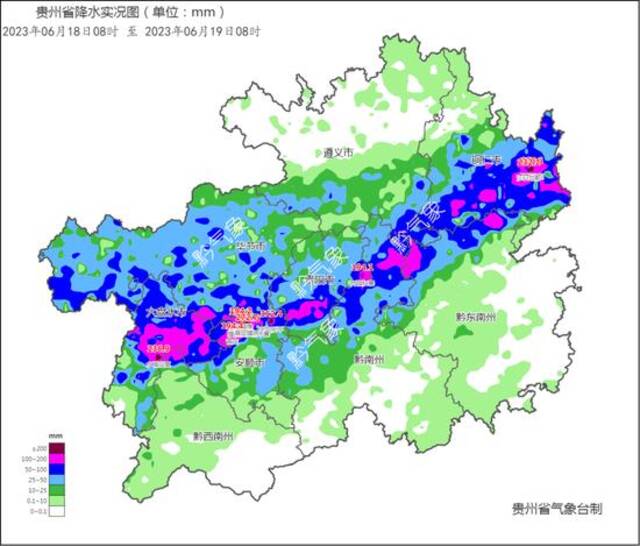 积水过肩、市民游泳前行，地铁喷水池站真的在喷水……特大暴雨夜袭贵阳，有人弃车逃离，还有人被冲走