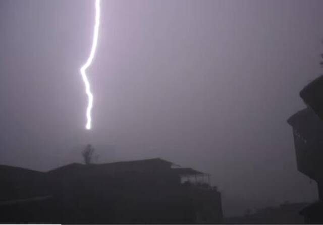 积水过肩、市民游泳前行，地铁喷水池站真的在喷水……特大暴雨夜袭贵阳，有人弃车逃离，还有人被冲走