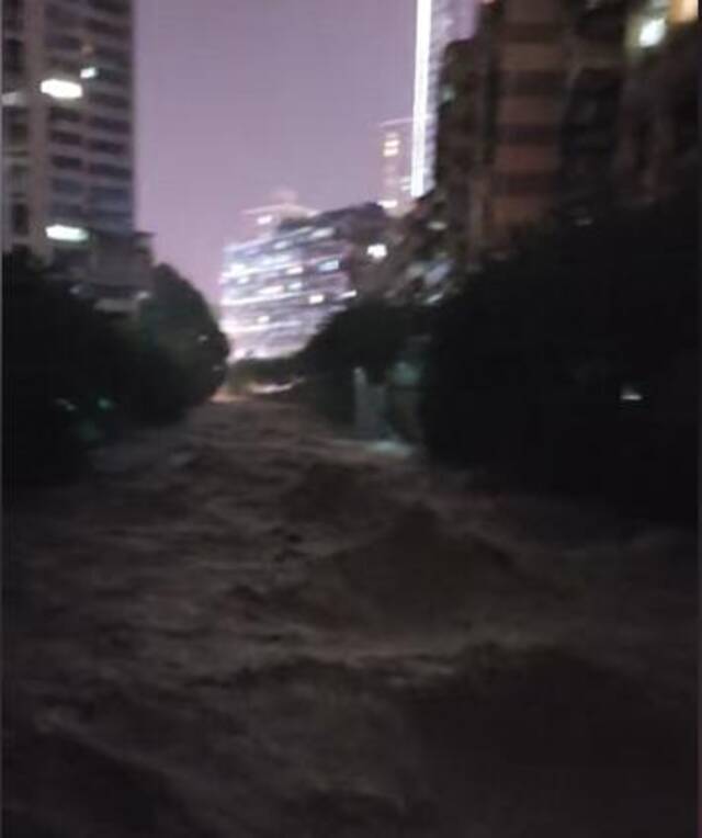 积水过肩、市民游泳前行，地铁喷水池站真的在喷水……特大暴雨夜袭贵阳，有人弃车逃离，还有人被冲走