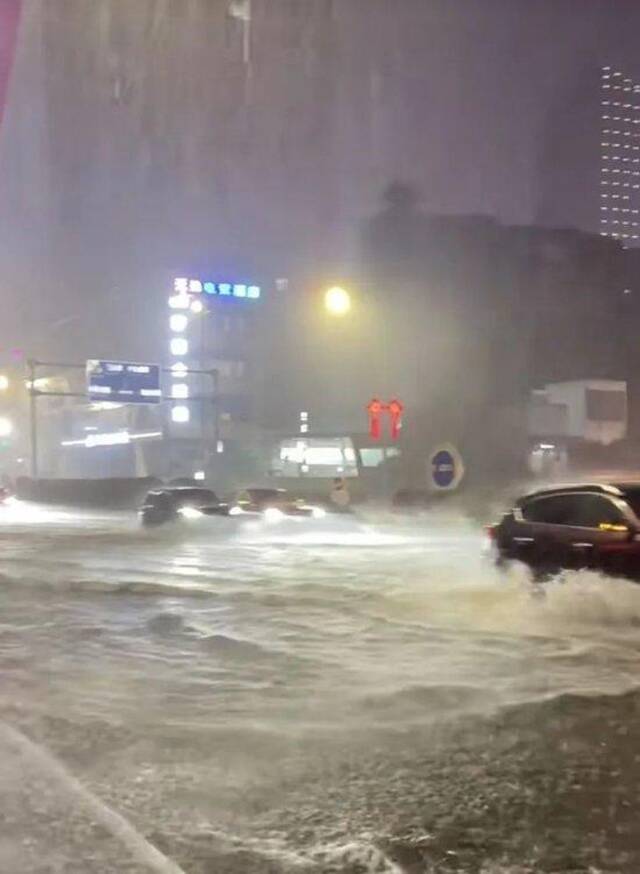 积水过肩、市民游泳前行，地铁喷水池站真的在喷水……特大暴雨夜袭贵阳，有人弃车逃离，还有人被冲走