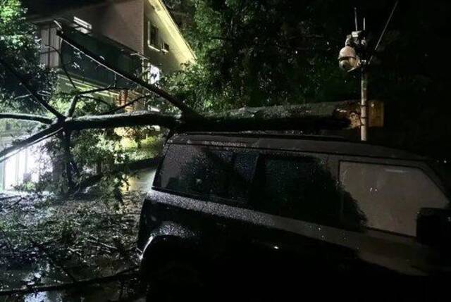 积水过肩、市民游泳前行，地铁喷水池站真的在喷水……特大暴雨夜袭贵阳，有人弃车逃离，还有人被冲走