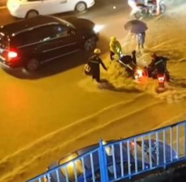 积水过肩、市民游泳前行，地铁喷水池站真的在喷水……特大暴雨夜袭贵阳，有人弃车逃离，还有人被冲走